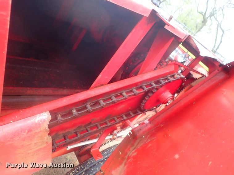 image for item GR9146 New Holland 278 small square baler