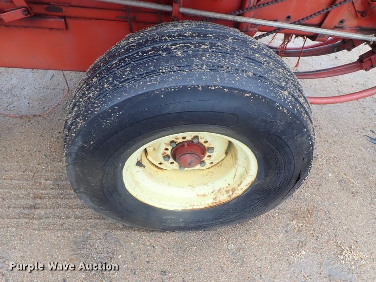 image for item GR9146 New Holland 278 small square baler