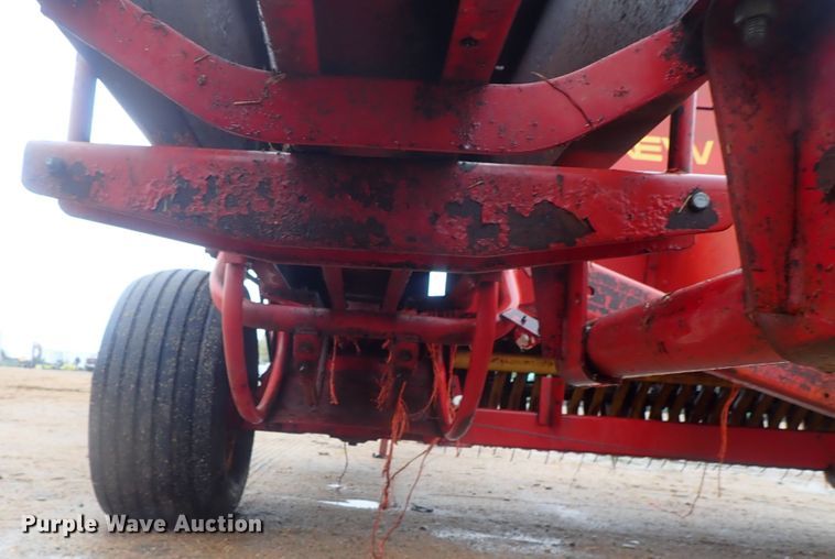 image for item GR9146 New Holland 278 small square baler