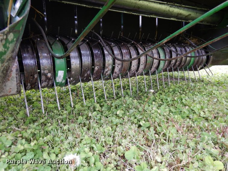 image for item GY9055 1998 John Deere 566 round baler