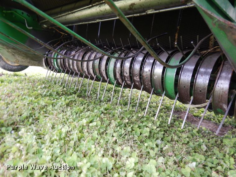 image for item GY9055 1998 John Deere 566 round baler