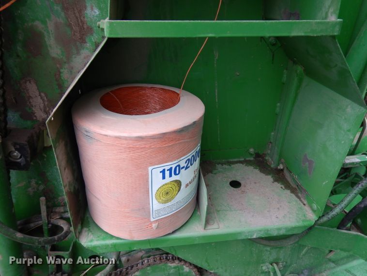 image for item GY9055 1998 John Deere 566 round baler