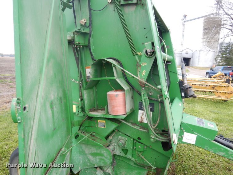 image for item GY9055 1998 John Deere 566 round baler