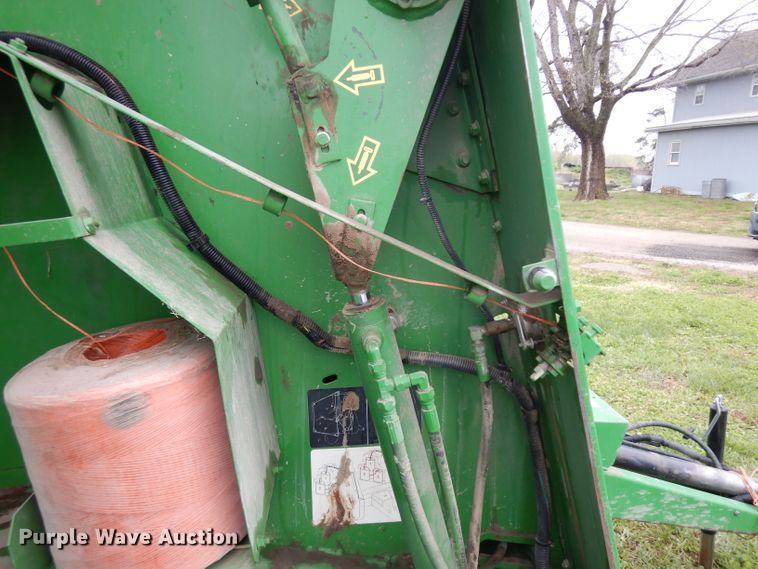 image for item GY9055 1998 John Deere 566 round baler