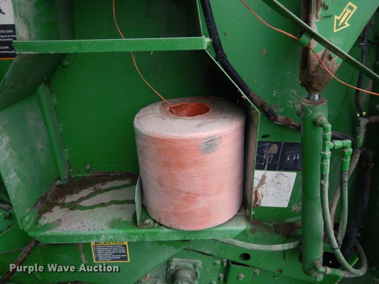 image for item GY9055 1998 John Deere 566 round baler