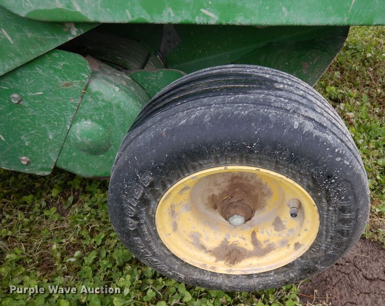 image for item GY9055 1998 John Deere 566 round baler