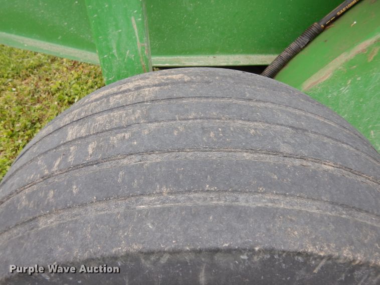 image for item GY9055 1998 John Deere 566 round baler