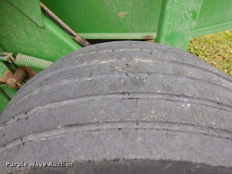 image for item GY9055 1998 John Deere 566 round baler
