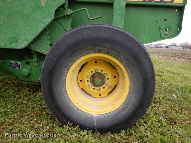 image for item GY9055 1998 John Deere 566 round baler