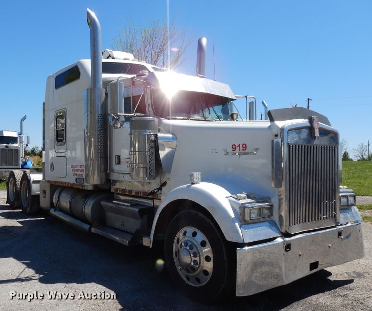 image for item DE5590 1998 Kenworth W900 semi truck