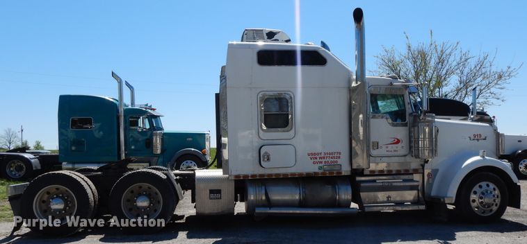 image for item DE5590 1998 Kenworth W900 semi truck