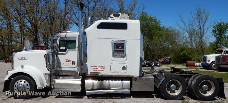 image for item DE5590 1998 Kenworth W900 semi truck