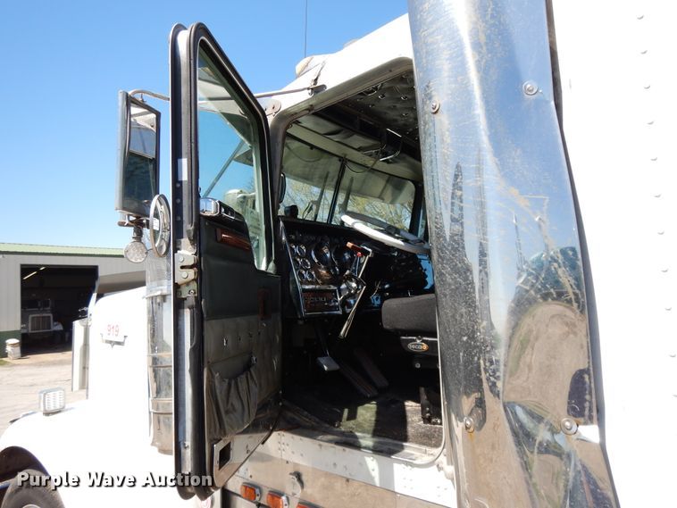 image for item DE5590 1998 Kenworth W900 semi truck