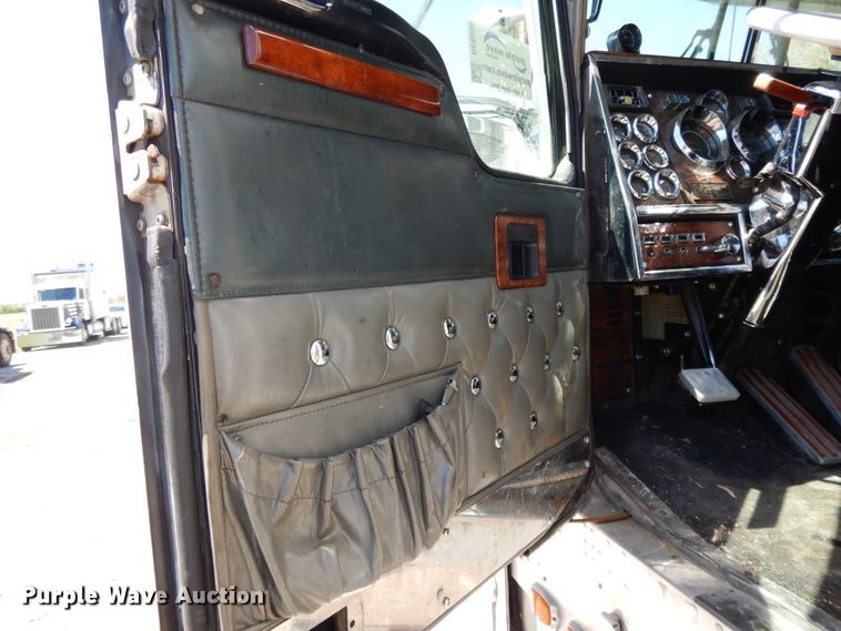 image for item DE5590 1998 Kenworth W900 semi truck