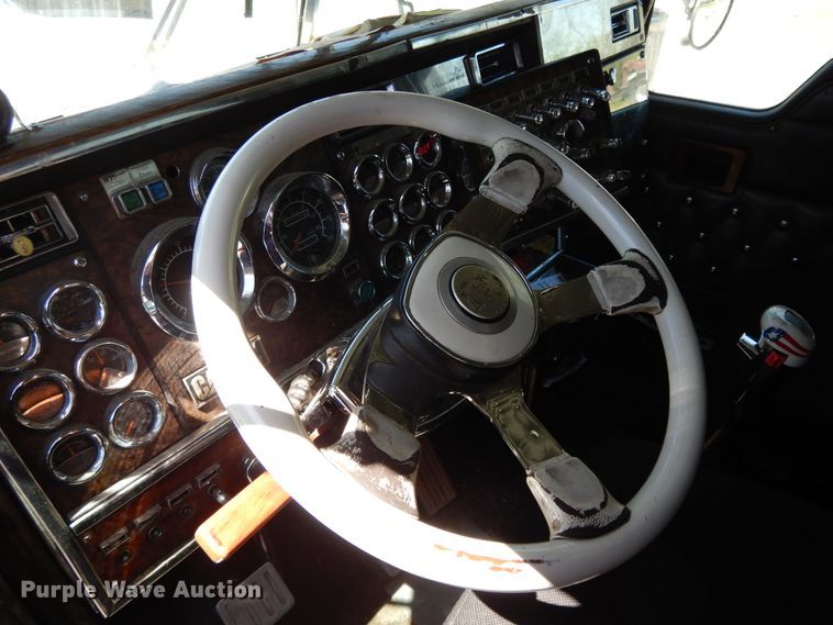 image for item DE5590 1998 Kenworth W900 semi truck