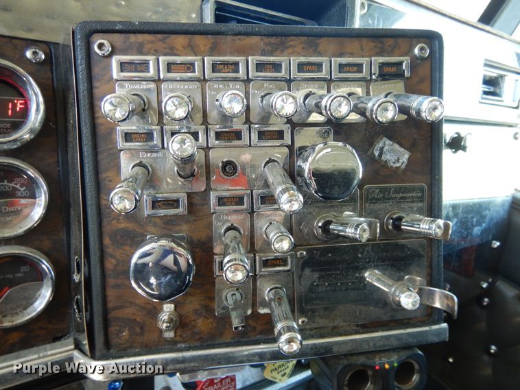 image for item DE5590 1998 Kenworth W900 semi truck