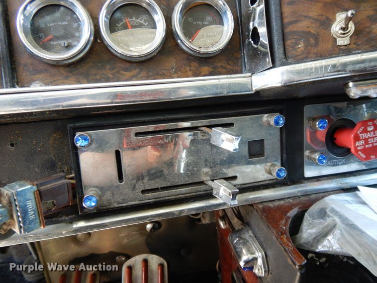 image for item DE5590 1998 Kenworth W900 semi truck