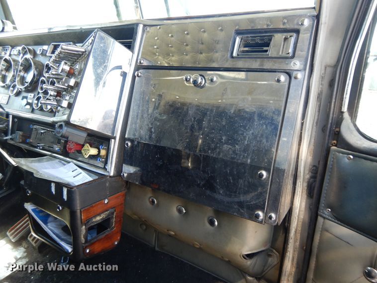 image for item DE5590 1998 Kenworth W900 semi truck