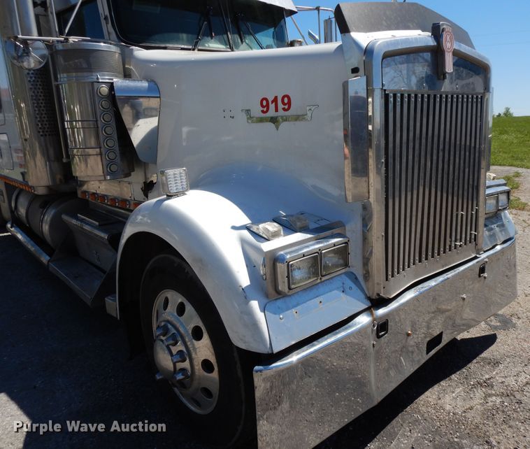 image for item DE5590 1998 Kenworth W900 semi truck