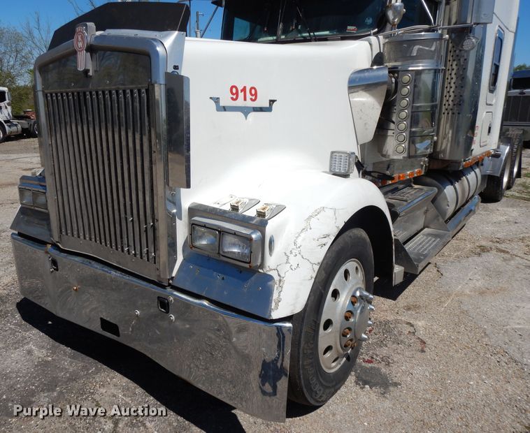 image for item DE5590 1998 Kenworth W900 semi truck