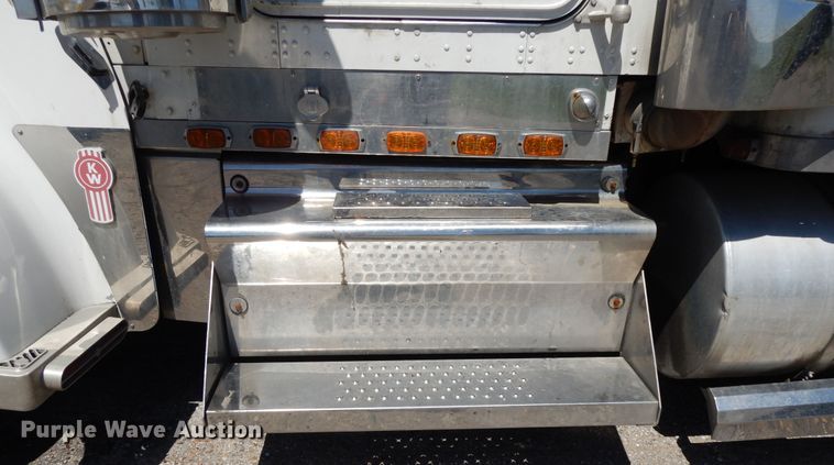 image for item DE5590 1998 Kenworth W900 semi truck