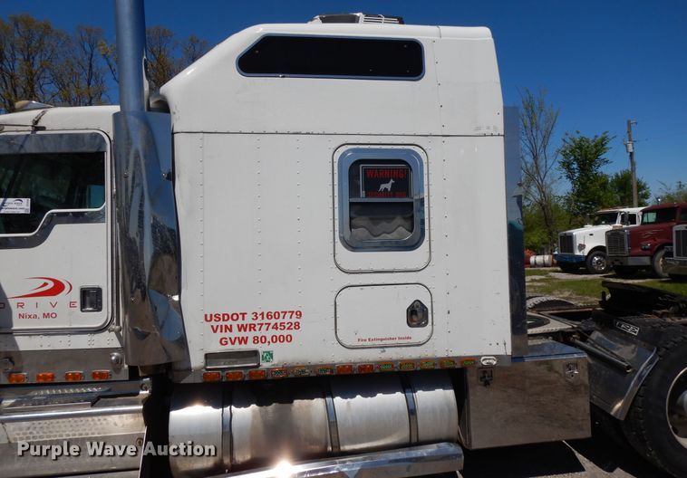 image for item DE5590 1998 Kenworth W900 semi truck