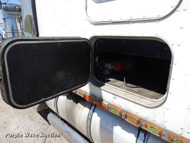 image for item DE5590 1998 Kenworth W900 semi truck