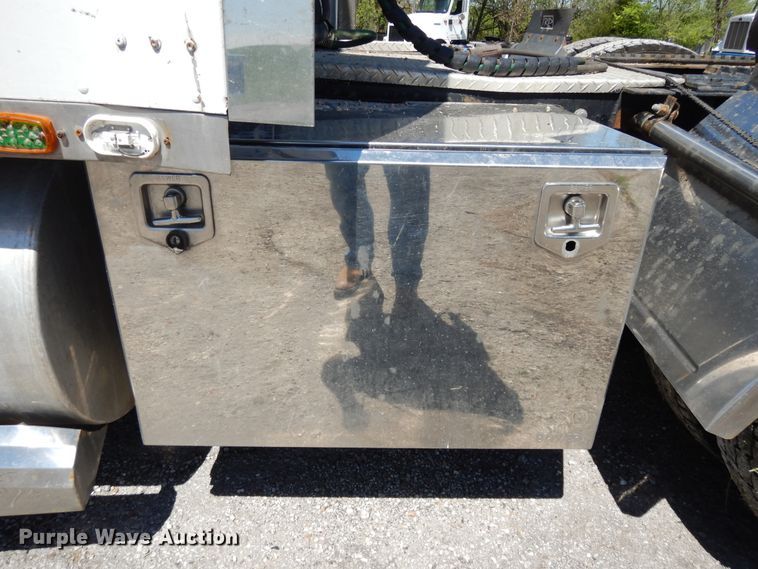 image for item DE5590 1998 Kenworth W900 semi truck