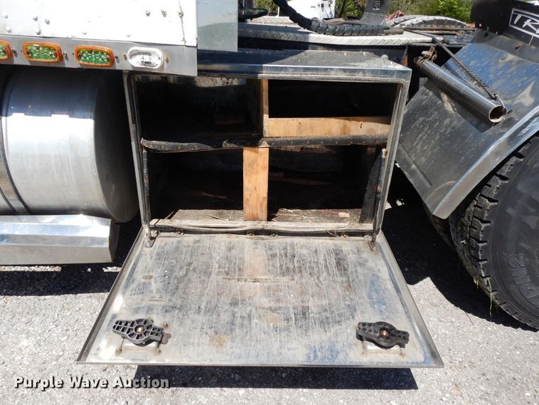 image for item DE5590 1998 Kenworth W900 semi truck