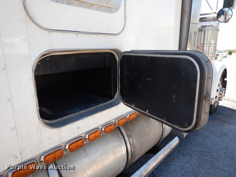 image for item DE5590 1998 Kenworth W900 semi truck