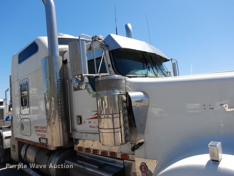 image for item DE5590 1998 Kenworth W900 semi truck