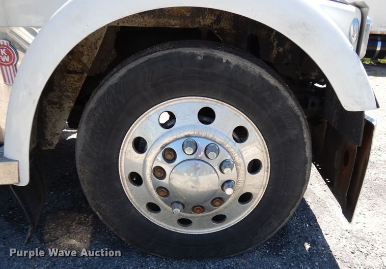 image for item DE5590 1998 Kenworth W900 semi truck