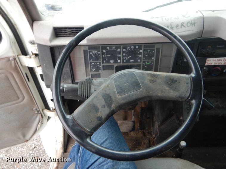 image for item DF3107 1997 International 4700 box truck