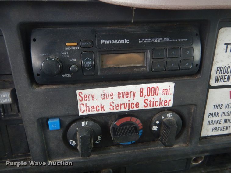 image for item DF3107 1997 International 4700 box truck