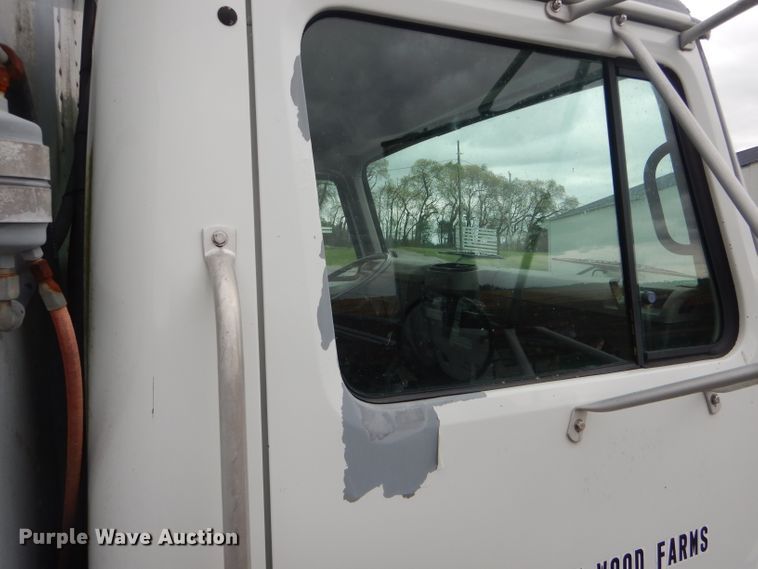 image for item DF3107 1997 International 4700 box truck