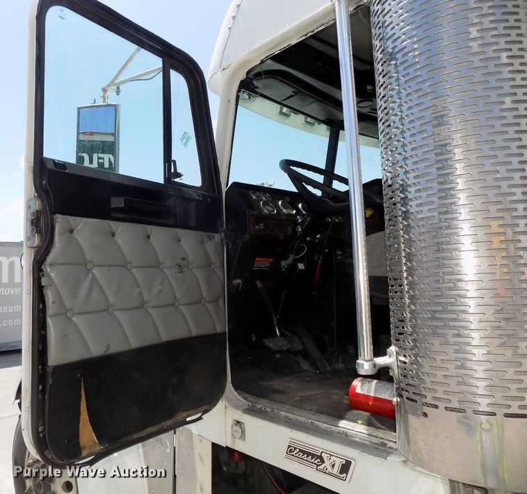 image for item DG2569 2003 Freightliner FLD132 XL Classic semi truck