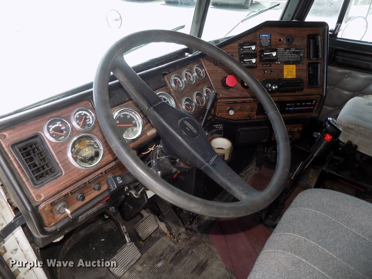 image for item DG2569 2003 Freightliner FLD132 XL Classic semi truck