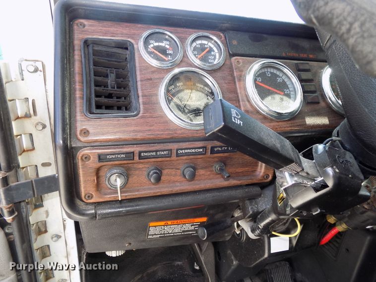 image for item DG2569 2003 Freightliner FLD132 XL Classic semi truck