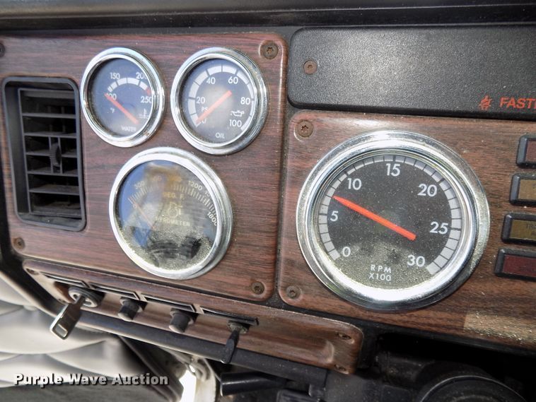 image for item DG2569 2003 Freightliner FLD132 XL Classic semi truck