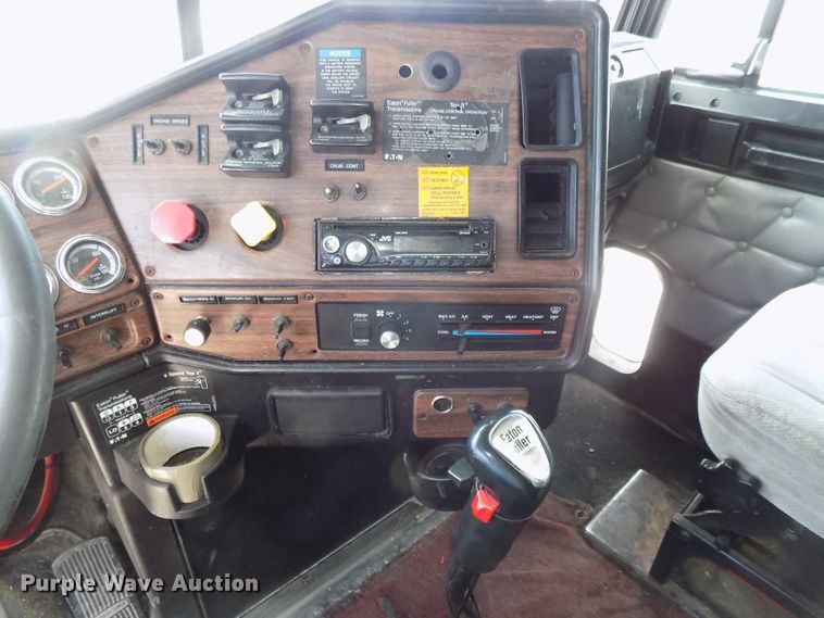 image for item DG2569 2003 Freightliner FLD132 XL Classic semi truck