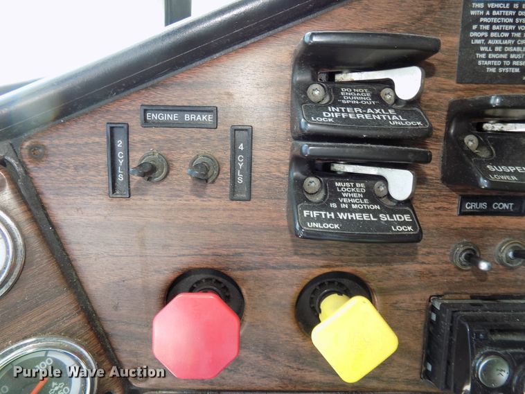 image for item DG2569 2003 Freightliner FLD132 XL Classic semi truck