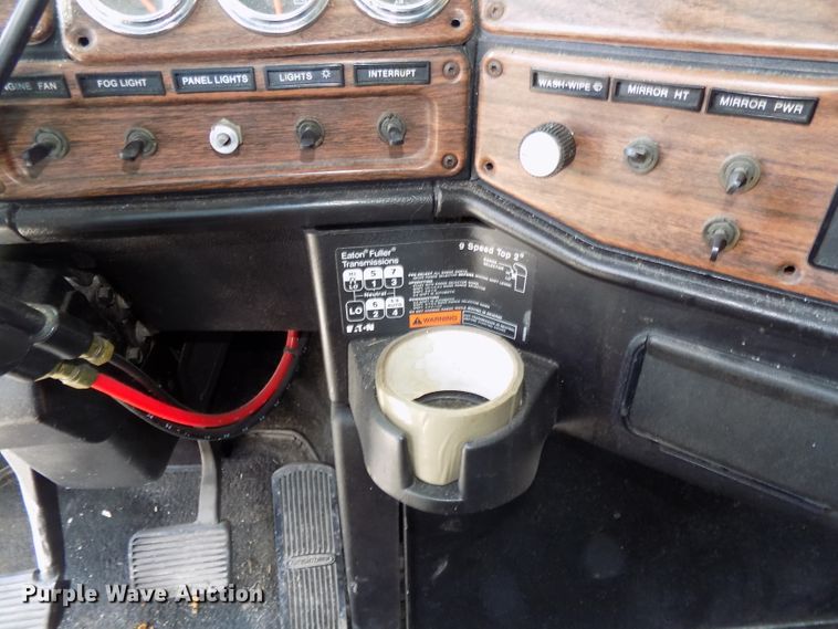 image for item DG2569 2003 Freightliner FLD132 XL Classic semi truck