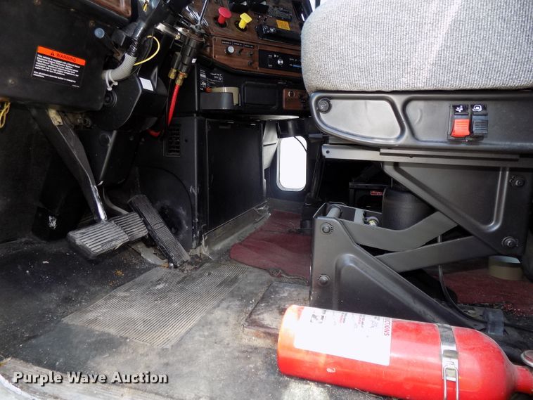 image for item DG2569 2003 Freightliner FLD132 XL Classic semi truck