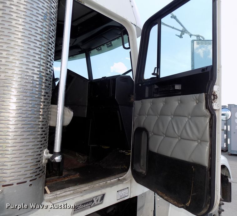 image for item DG2569 2003 Freightliner FLD132 XL Classic semi truck