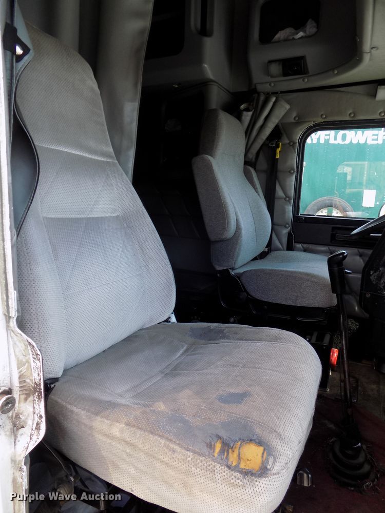 image for item DG2569 2003 Freightliner FLD132 XL Classic semi truck