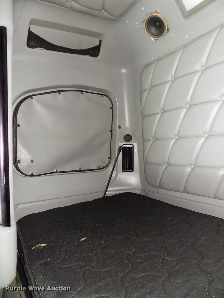 image for item DG2569 2003 Freightliner FLD132 XL Classic semi truck