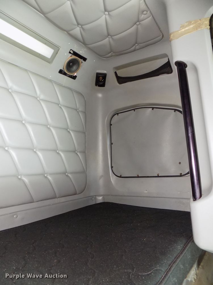 image for item DG2569 2003 Freightliner FLD132 XL Classic semi truck