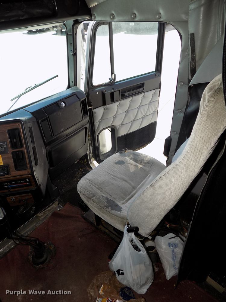 image for item DG2569 2003 Freightliner FLD132 XL Classic semi truck