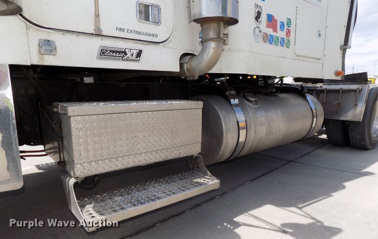 image for item DG2569 2003 Freightliner FLD132 XL Classic semi truck