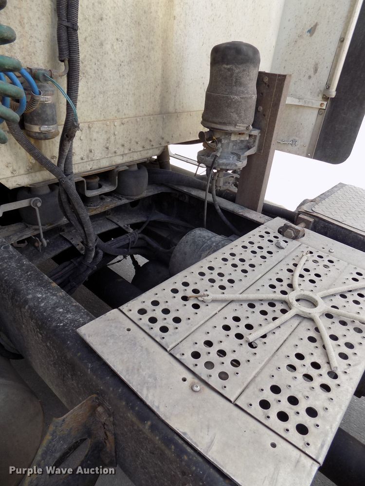 image for item DG2569 2003 Freightliner FLD132 XL Classic semi truck